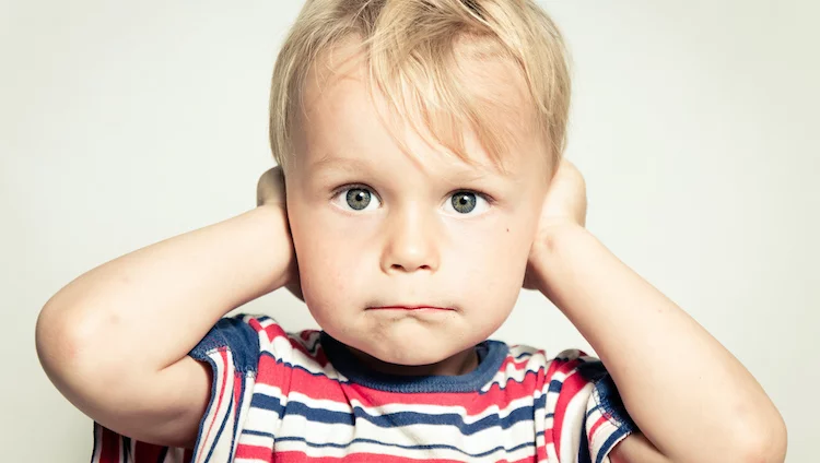 otite enfant se bouchant les oreilles