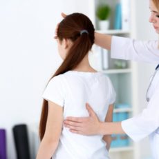 Prévenir et améliorer la prise en charge de la scoliose par l’ostéopathie