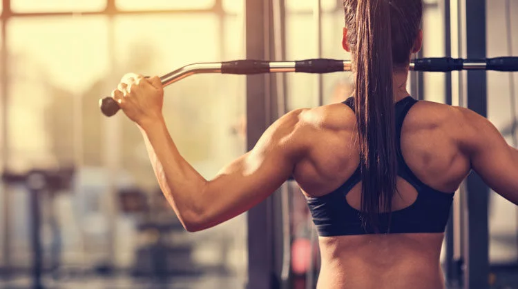 femme musclant le muscle trapèze